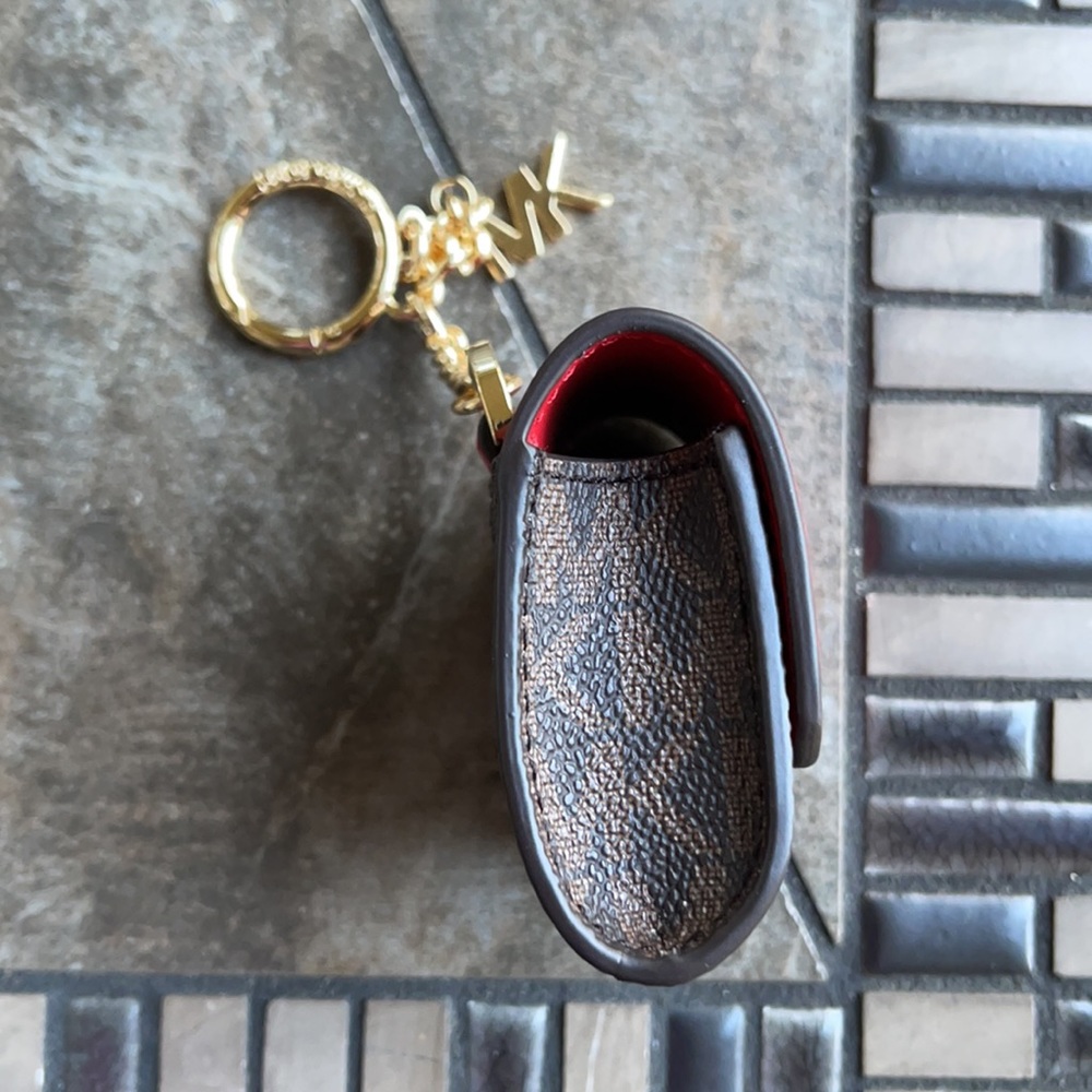Michael Kors Jet Set Travel AirPod Case - Picture 6 of 16